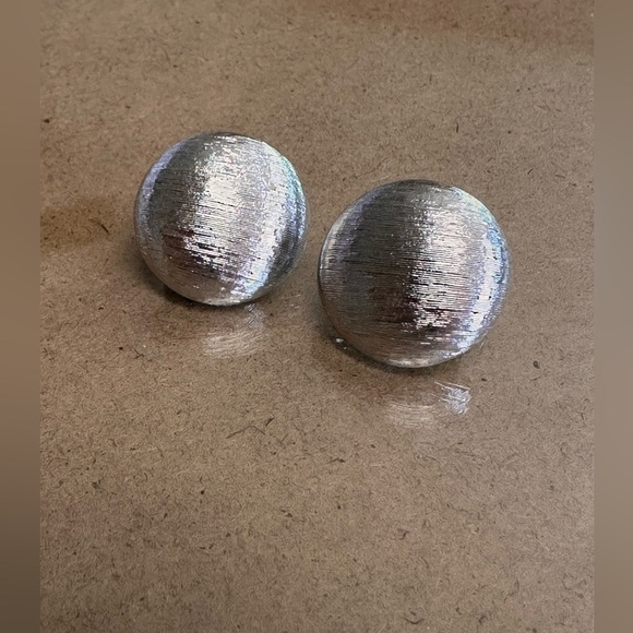 Vintage Round Silver Etched Clip On Earrings. Shiny. Nice. Simple. - Picture 1 of 5